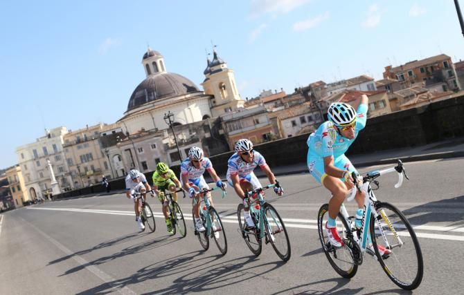 Vincenzo Nibali (Astana) leads a lake break