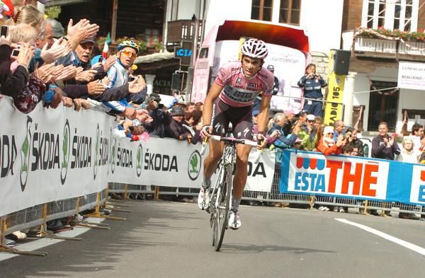 Alberto Contador attacks to go across to Tiralongo