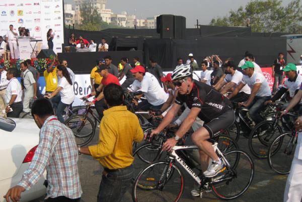 Eddy Merckx and some celebrity movie-stars from Bollywood starting in their VIP tour on the circuit of the Mumbai Cyclothon in India.