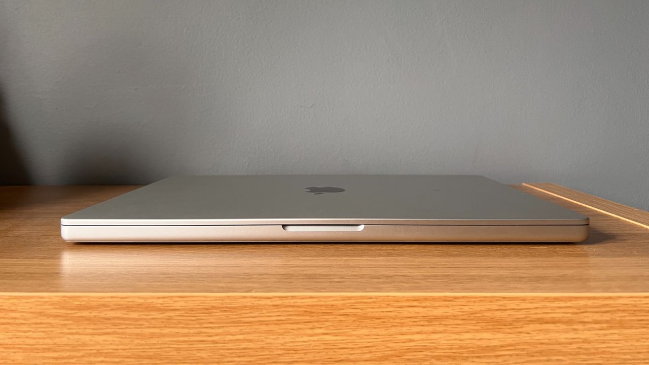 A MacBook Pro M1 16-inch (2021) closed on a desk.