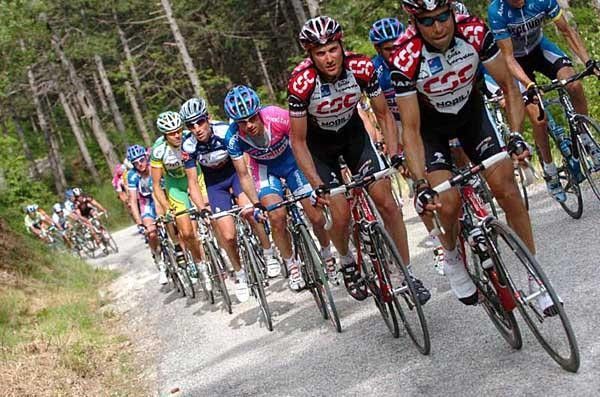 Keeping an eye on each other were Basso, Cunego and Savoldelli