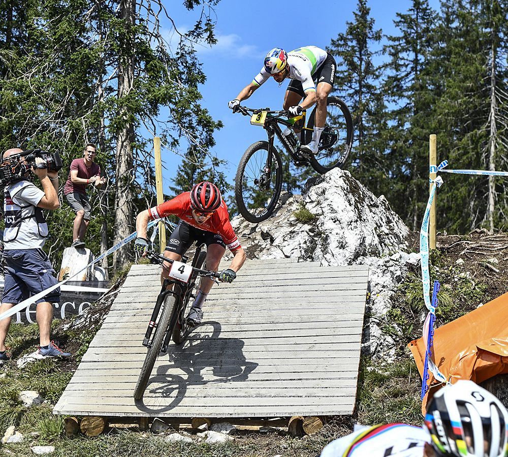 Mathias Flueckiger (Th&ouml;mus RN Swiss Bike Team) and Henrique Avancini (Cannondale Factory Racing) were not able to hold the pace of the 2 leaders