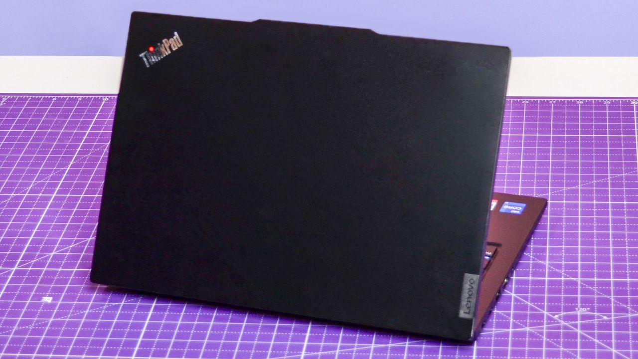 An Lenovo ThinkPad E14 Gen 5 on a purple deskmat