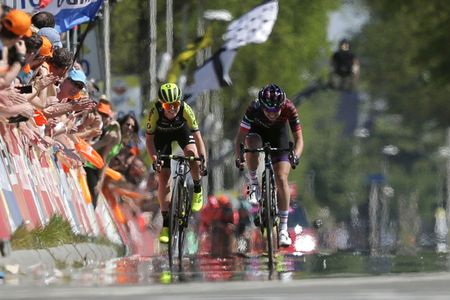 Annemiek Van Vleuten and Katarzyna Niewiadoma battle it out in the finale