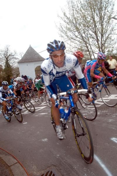 Michele Bartoli (Fassa Bortolo) makes his signature move on the Mur.