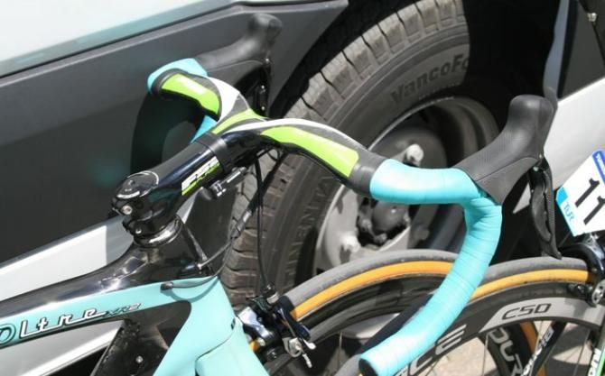Combined stem and bar combos were rare but Barry Markus (Belkin) uses a set of FSA Plasma bars with a compact drop