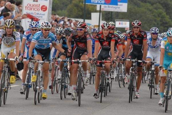 A smiling Christophe Moreau (Caisse d'Epargne) finishes his last GP Ouest France