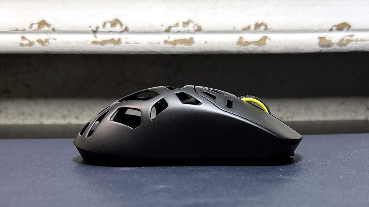 Corsair Sabre v2 Pro Wireless MG Review: Not enough magnesium