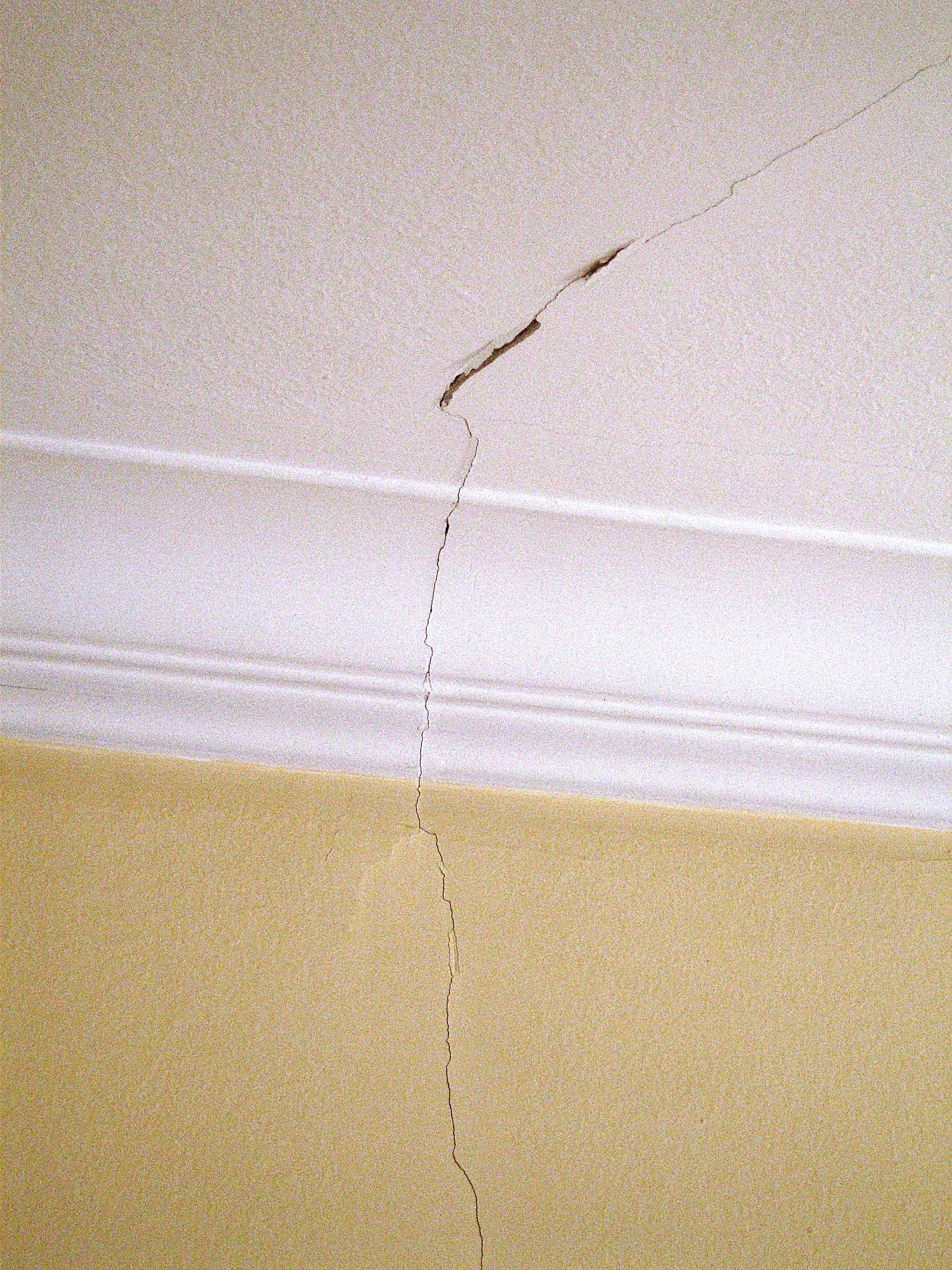 What causes cracks in walls 13 reasons and when you need to worry