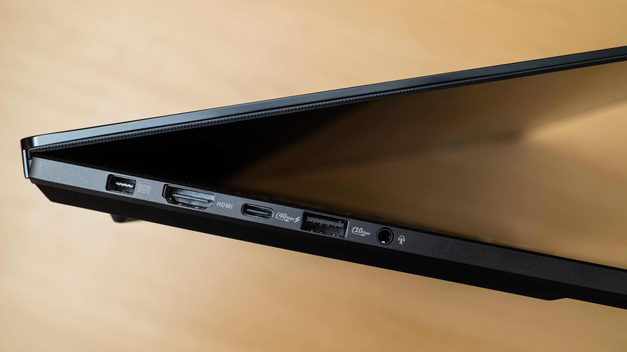 Asus ProArt P16 H7606WX ports