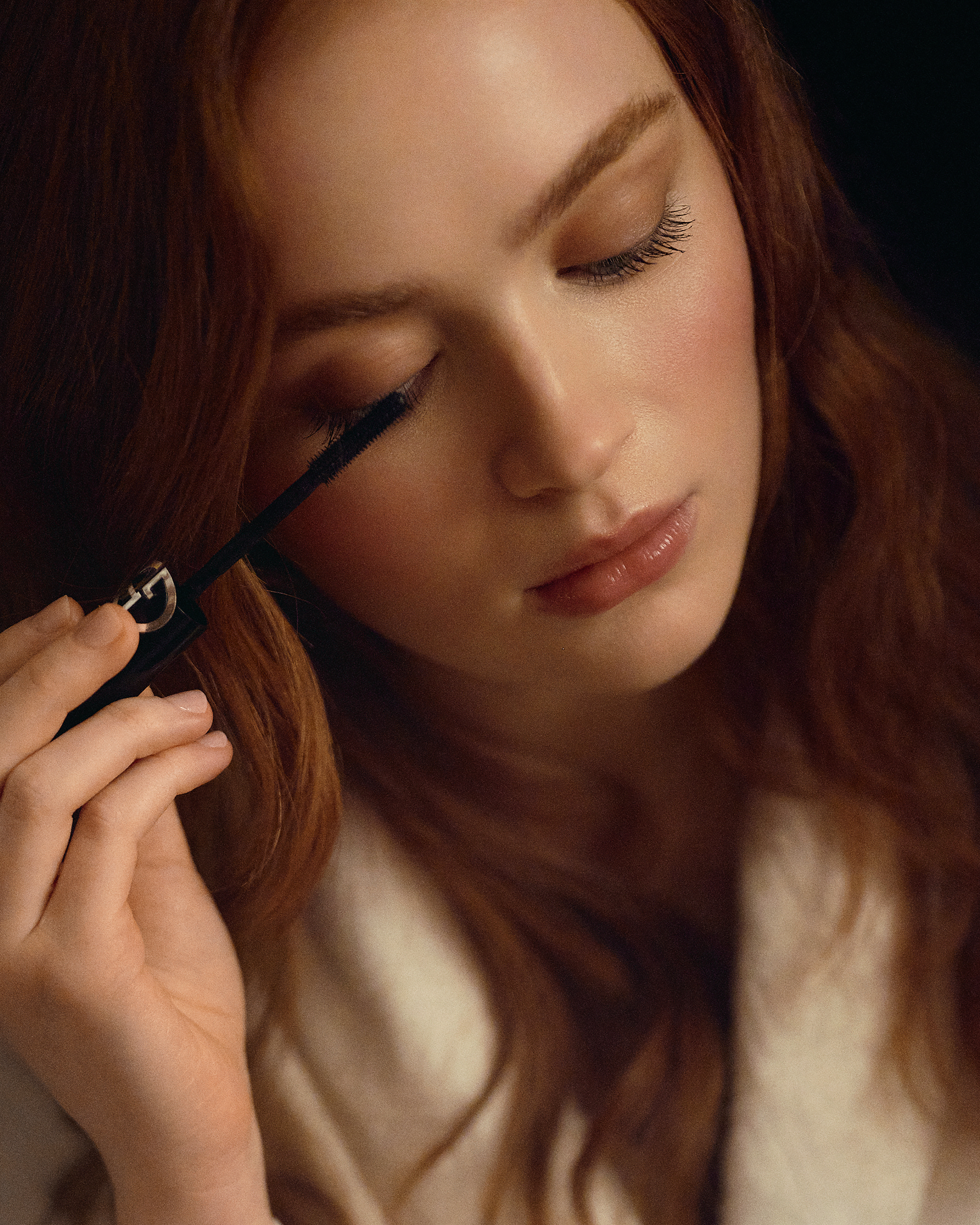 Sadie Sink putting on mascara at the 2025 Venice Film Festival