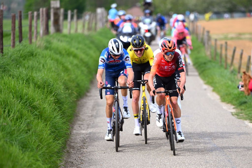 Tom Pidcock (Ineos Grenadiers) leads late race attack