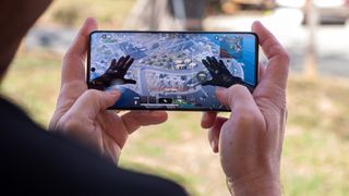 Playing Call of Duty: Warzone Mobile on a OnePlus 13 with touch controls