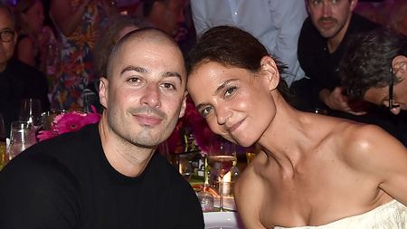 Jason Bard Yarmosky and Katie Holmes at 2026 Hamptons gala dressed in trendy buttercream color. 