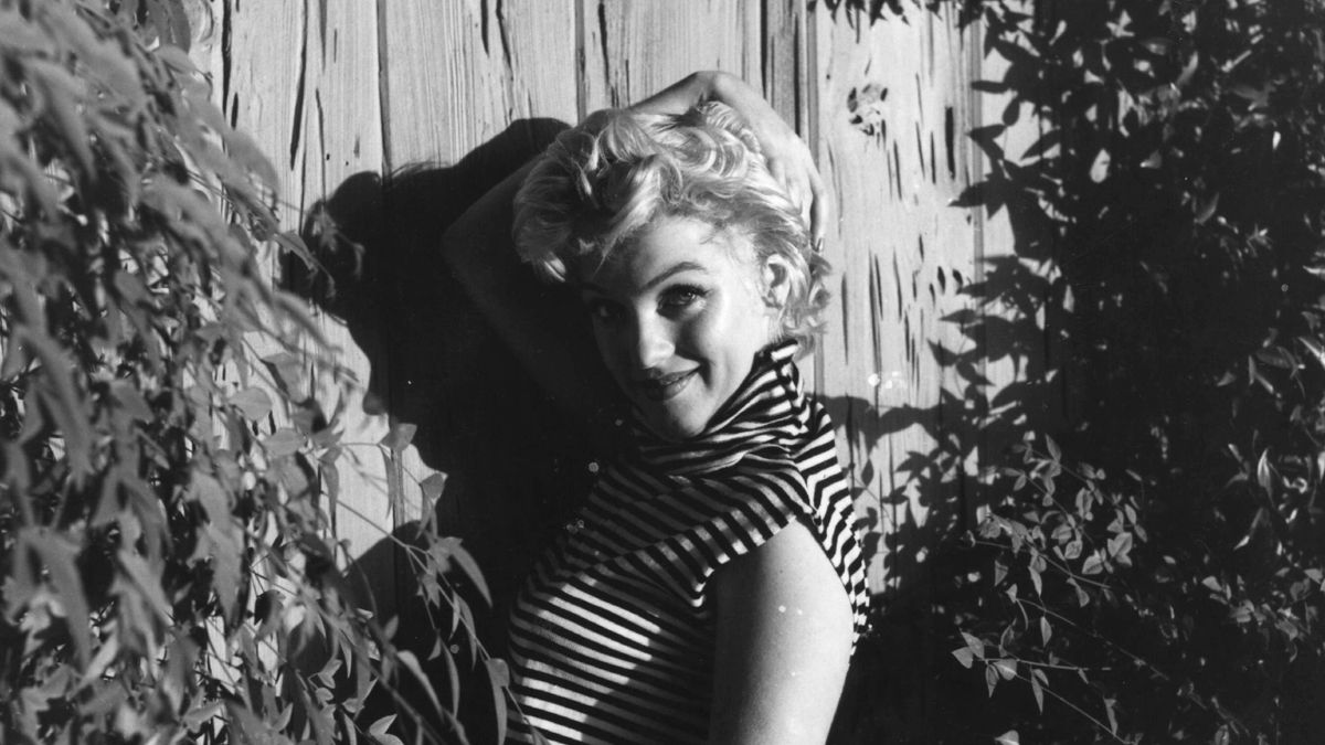 1954:Marilyn Monroe (Norma Jean Mortenson or Norma Jean Baker, 1926 - 1962) giving an over the shoulder smile.(Photo by Baron/Getty Images)