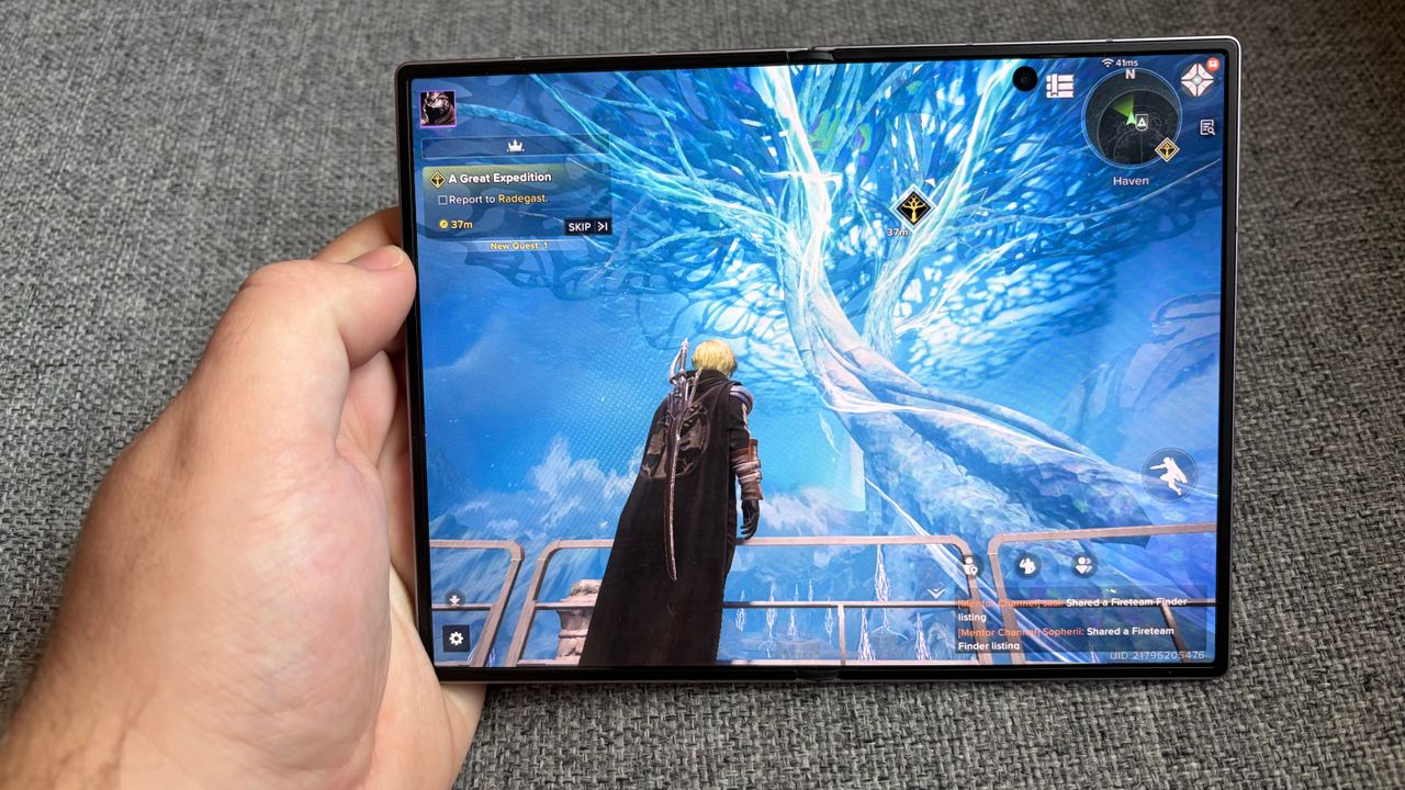 Samsung Galaxy Z Fold 8 game on inner display