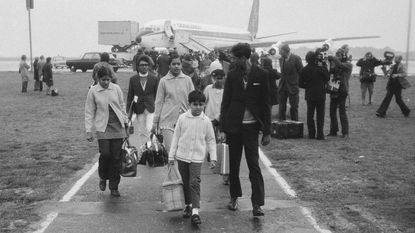 Ugandan Asian refugees arriving at Stansted Airport © P. Felix/Daily Express/Hulton Archive/Getty Images