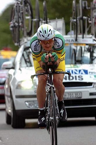 Floyd Landis (Phonak) keeps aero
