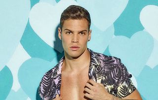 love island, dom lever