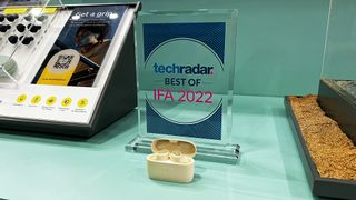 TechRadar best of IFA 2022 Award mit Jabra Elite 5 Ohrstöpseln im Ladecase