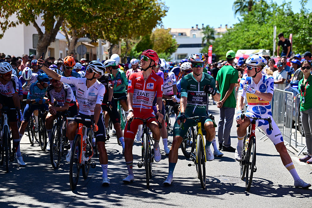 PUCOL, SPAIN - AUGUST 29: (L-R) Oscar Onley of Great Britain and Netcompany INEOS Cycling Team - White Best Young Rider Jersey, Tadej Pogacar of Slovenia and UAE Team Emirates XRG - Red Leader Jersey, Wout Van Aert of Belgium and Team Visma | Lease a Bike - Green Points Jersey and Andreas Leknessund of Norway and Team Uno-X Mobility - Polka Dot Mountain Jersey take a selfie prior to the La Vuelta - 81st Tour of Spain 2026, Stage 8 a 171km stage from Pucol to Xeraco / #UCIWT / on August 29, 2026 in Pucol, Spain. (Photo by Tim de Waele/Getty Images)