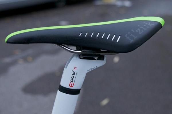 Team-only green-striped Fizik Arione saddle atop the 595's seatmast.