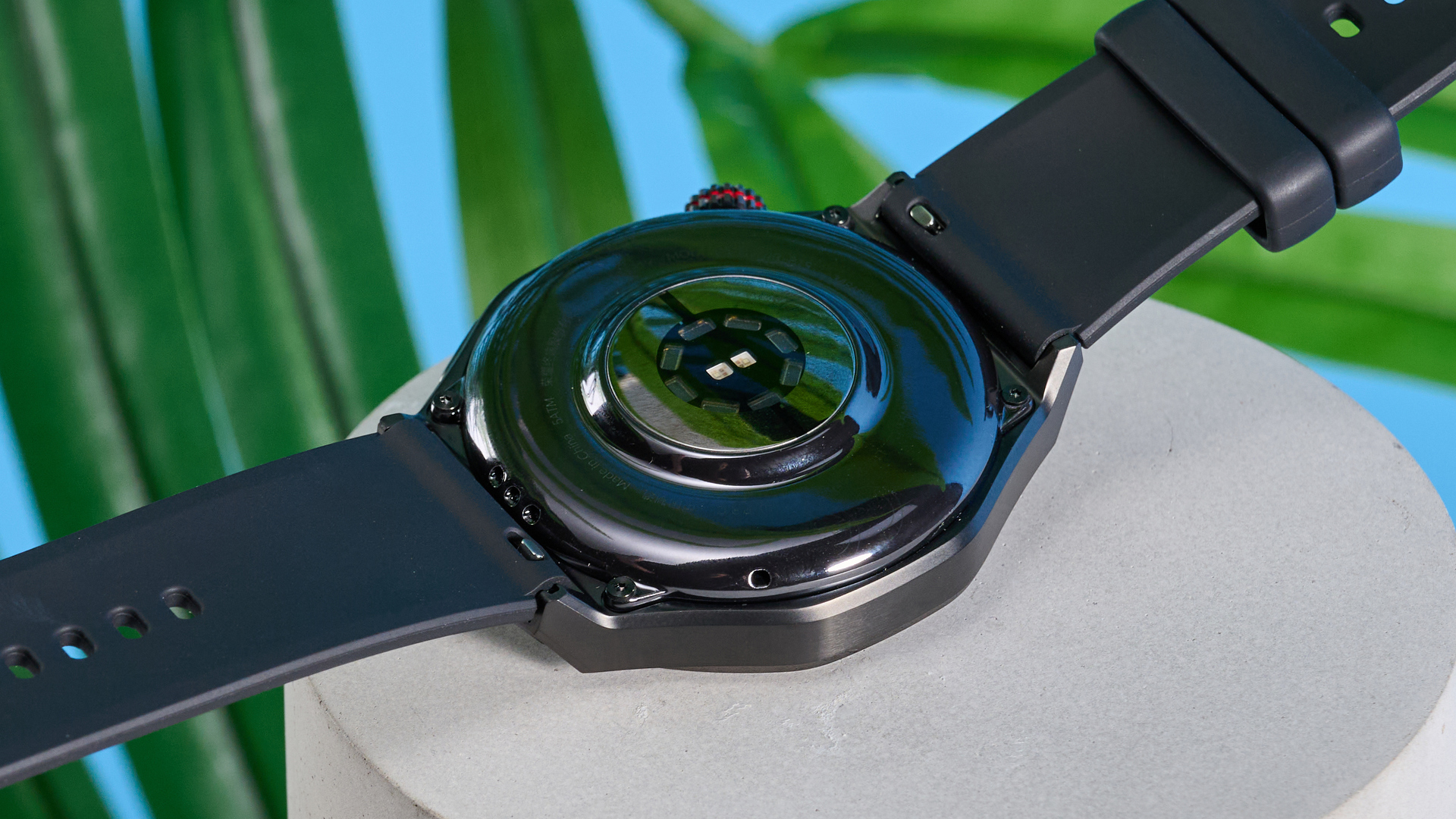 A black Honor Watch 5 Ultra smartwatch for Android and iOS smartphones