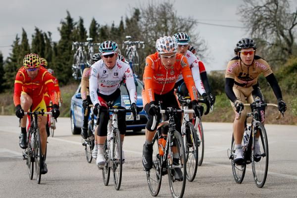 Last group behind working hard to catch the peloton.