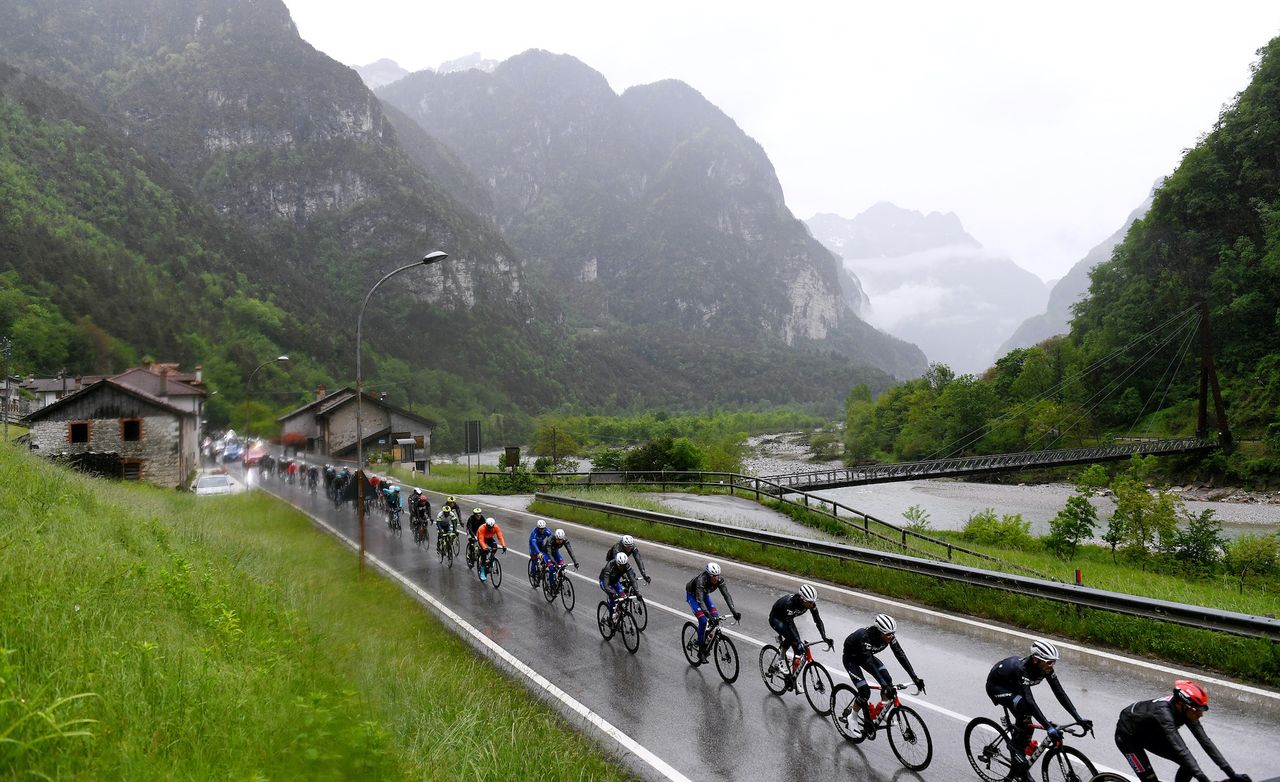 The Giro d&#039;Italia peloton 