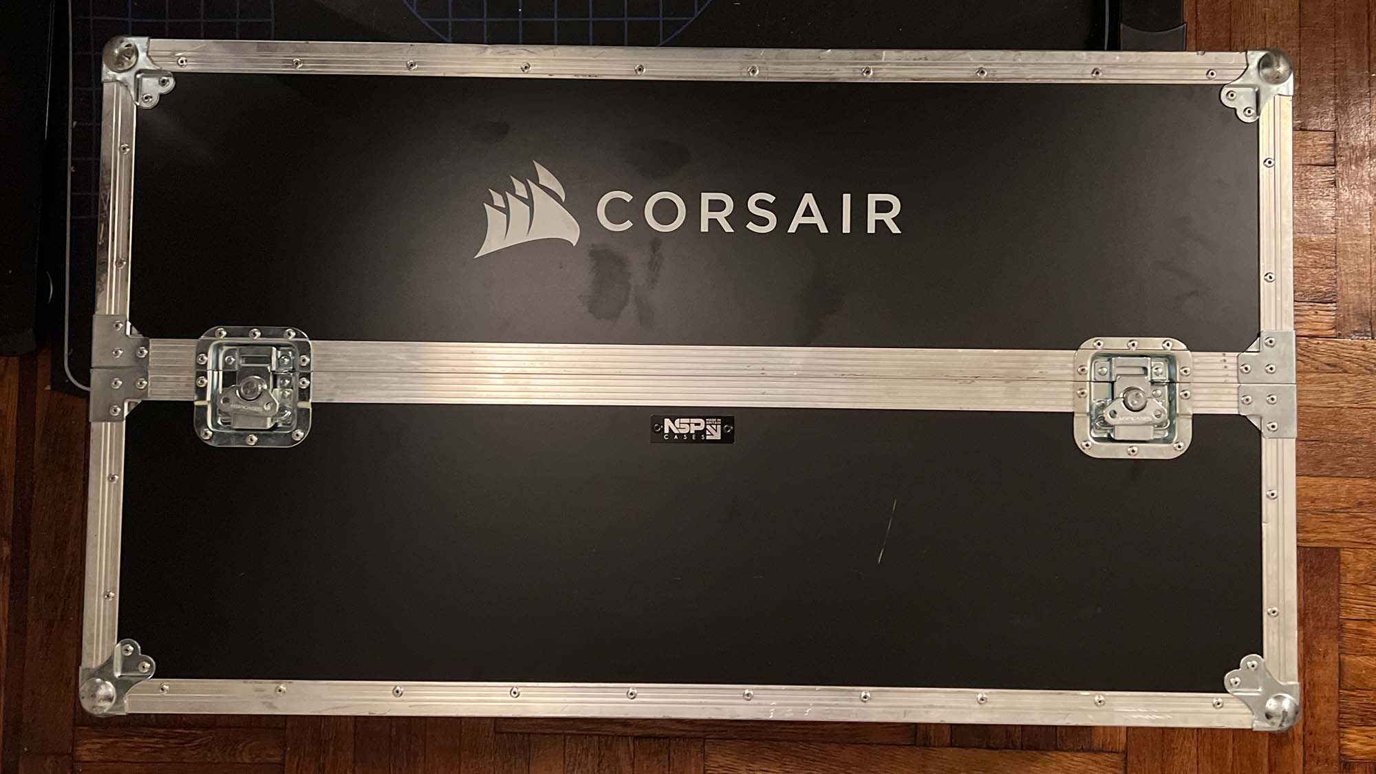 Um Corsair Xeneon 32UHD144 em uma mesa de jogos