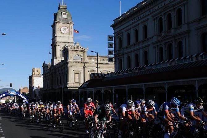 The mens peloton stretch out along Ballarat's Sturt St.