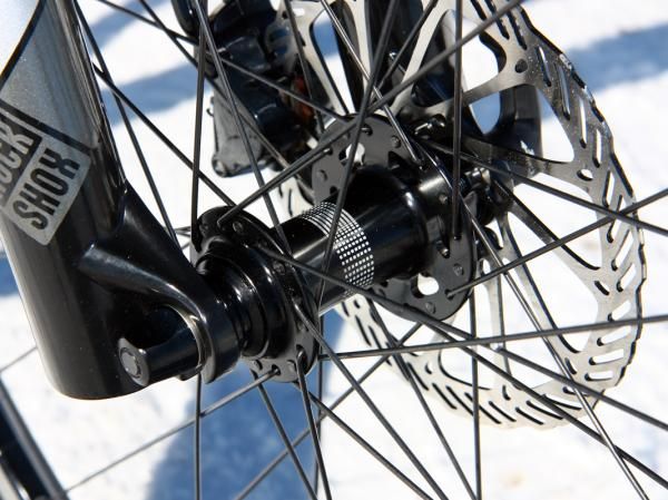 There's no thru-axle front end but Specialized has equipped the Epic Comp Carbon 29 with extra-large diameter hub end caps and a thru-bolt skewer (the return of the Skraxle!) that provides a noticeable bump in steering precision over standard quick-release front ends in technical terrain.
