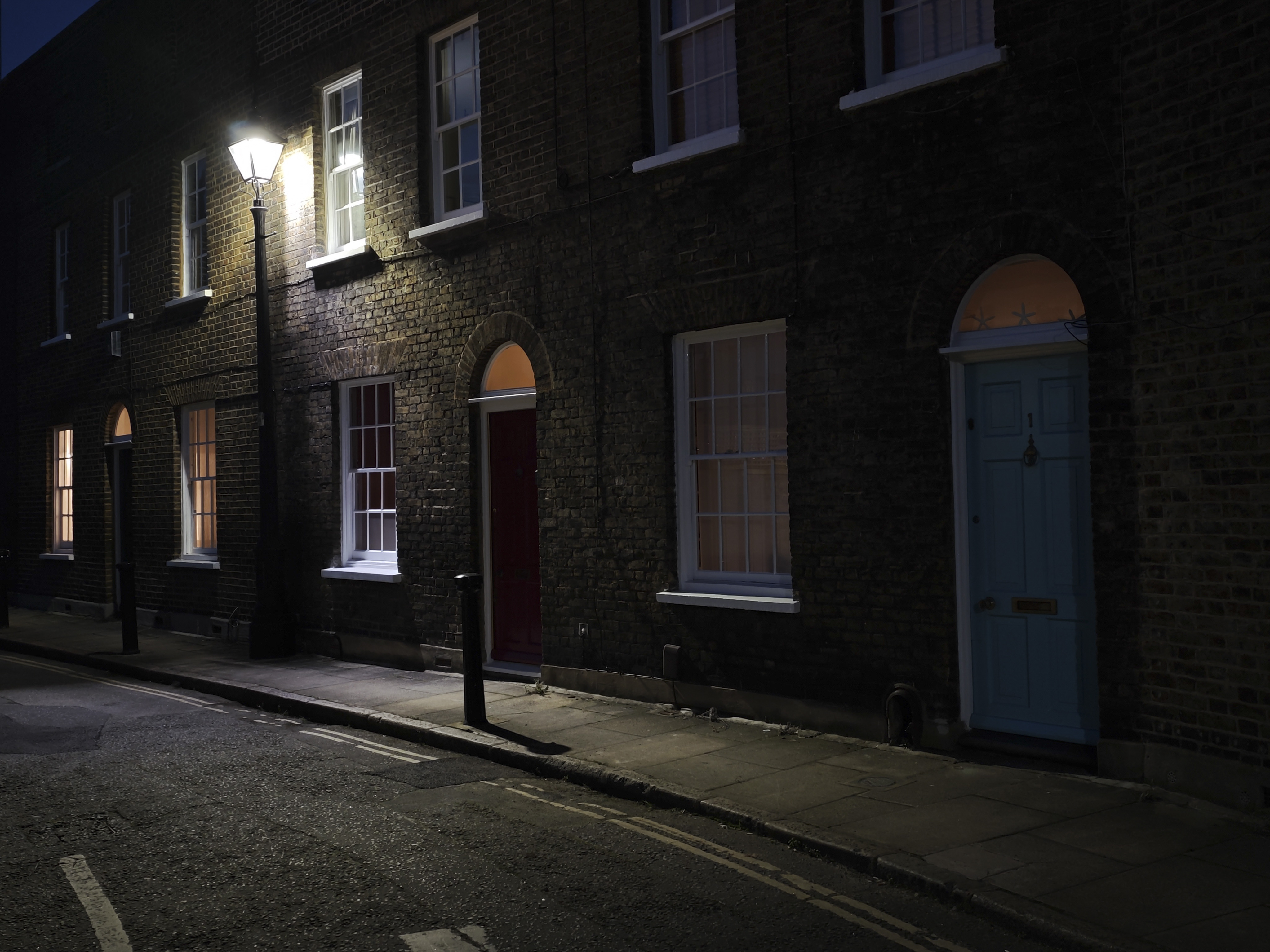 Xiaomi 15 Ultra sample photos; old London street at night