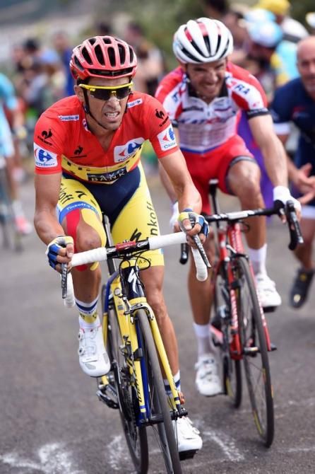 Alberto Contador (Tinkoff-Saxo) nudges ahead of Joaquim Rodr&iacute;guez (Katusha)
