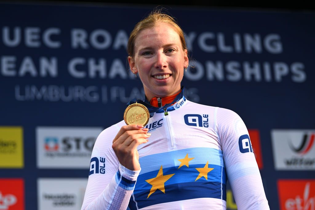 Lorena Wiebes shows off her medal and new European champion's jersey