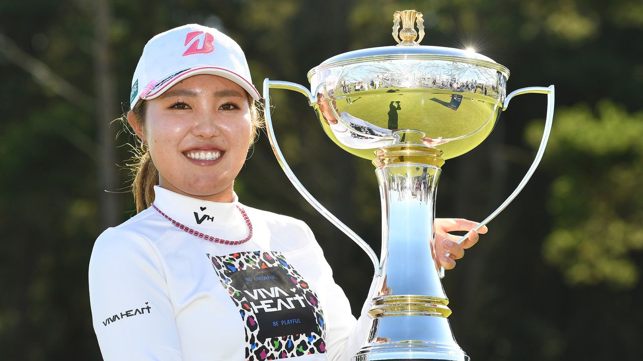 Ayaka Furue with the trophy after her win in the 2022 Women&#039;s Scottish Open