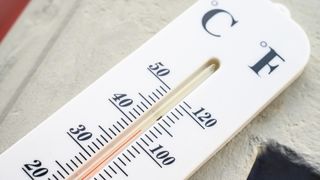 A thermometer showing Fahrenheit and Celsius