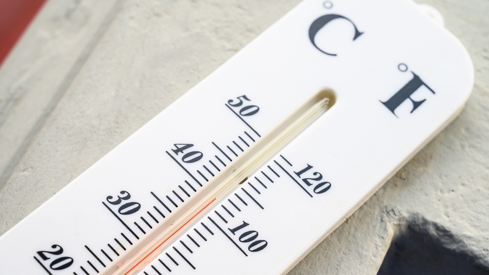 Ein Thermometer, das Fahrenheit und Celsius anzeigt
