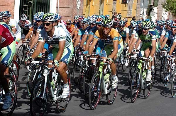 Bennati and Pozzato in white and yellow, respectively