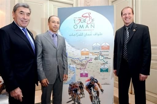Belgian legend Eddy Merckx and Sultan Bin Hamdoon Al Harthi present the course with Christian Prudhomme.