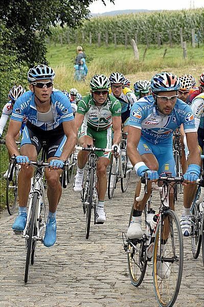 The peloton climbs the Kwaremont.