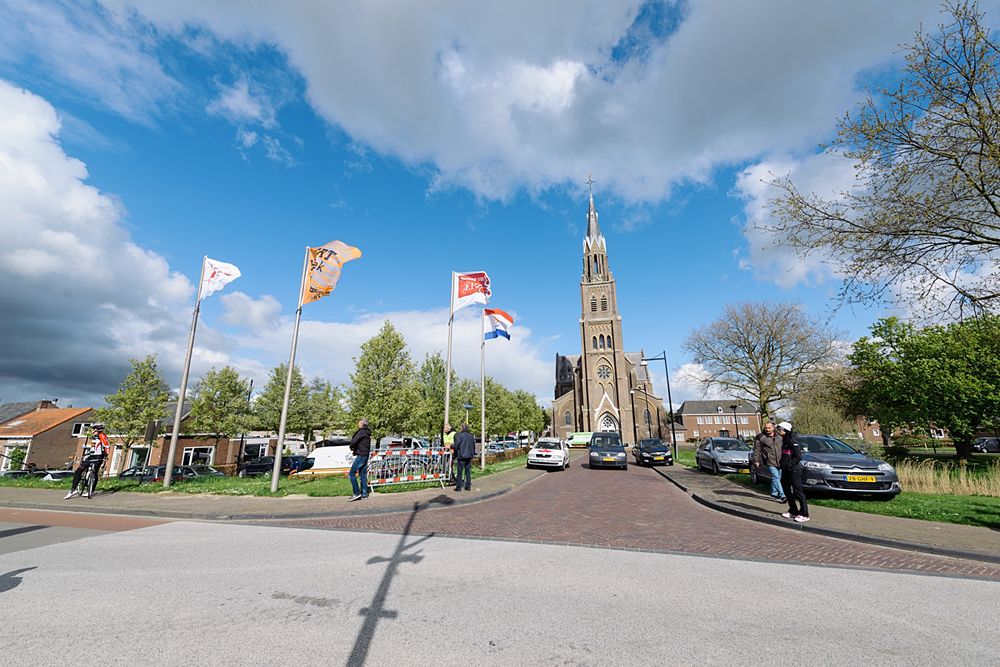 Strong winds in 's-Heerenhoek for Omloop van Borsele 2016