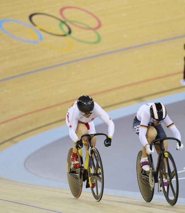 Kristina Vogel (Germany) leads Guo Shuang (People's Republic of China)