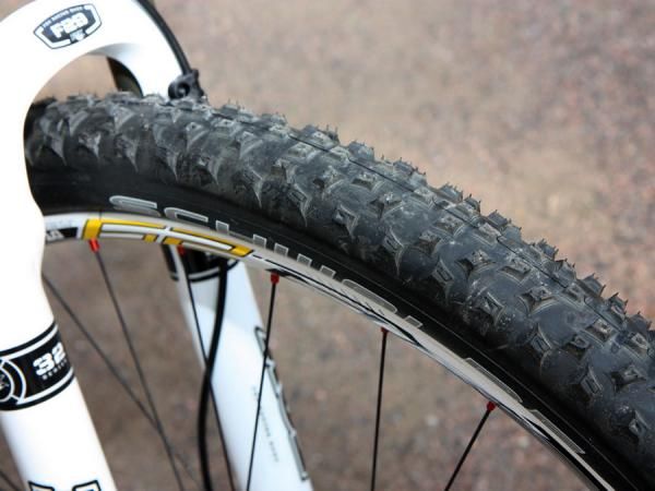 Scott includes fat and grippy 2.25" rubber on the Scale 29 RC, choosing to go the path of function rather than all-out gram shaving.
