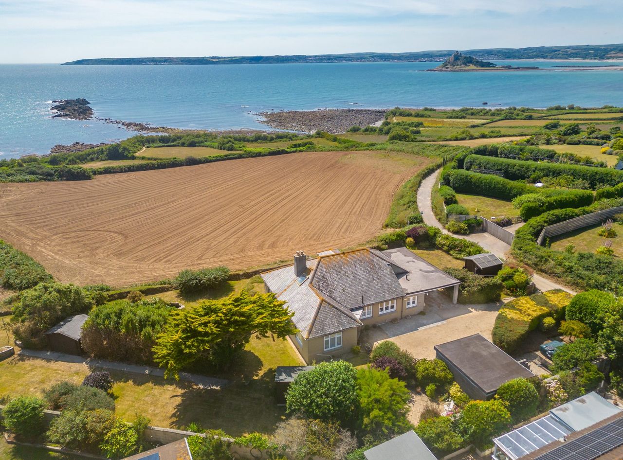 The property boats unrestricted view of the beaches and sea beyond © Lillicrap Chilcott