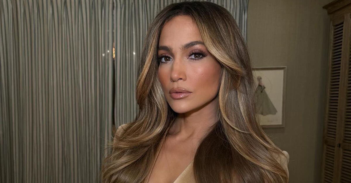 J.Lo は、2025 年を感じるこの「退屈な」ブレザー トレンドの新しい着こなし方をデビューさせました