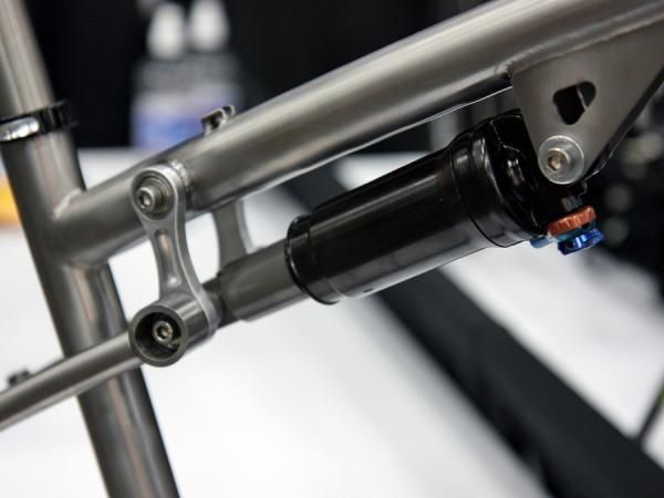The short aluminum links help keep the rear end in check on this Dean full-suspension frame.
