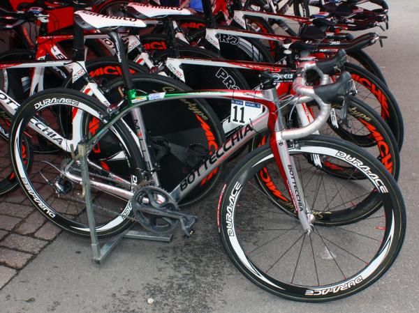 Stefano Garzelli's (Acqua &amp; Sapone) special Bottechia definitely stands out against the standard team paint job.