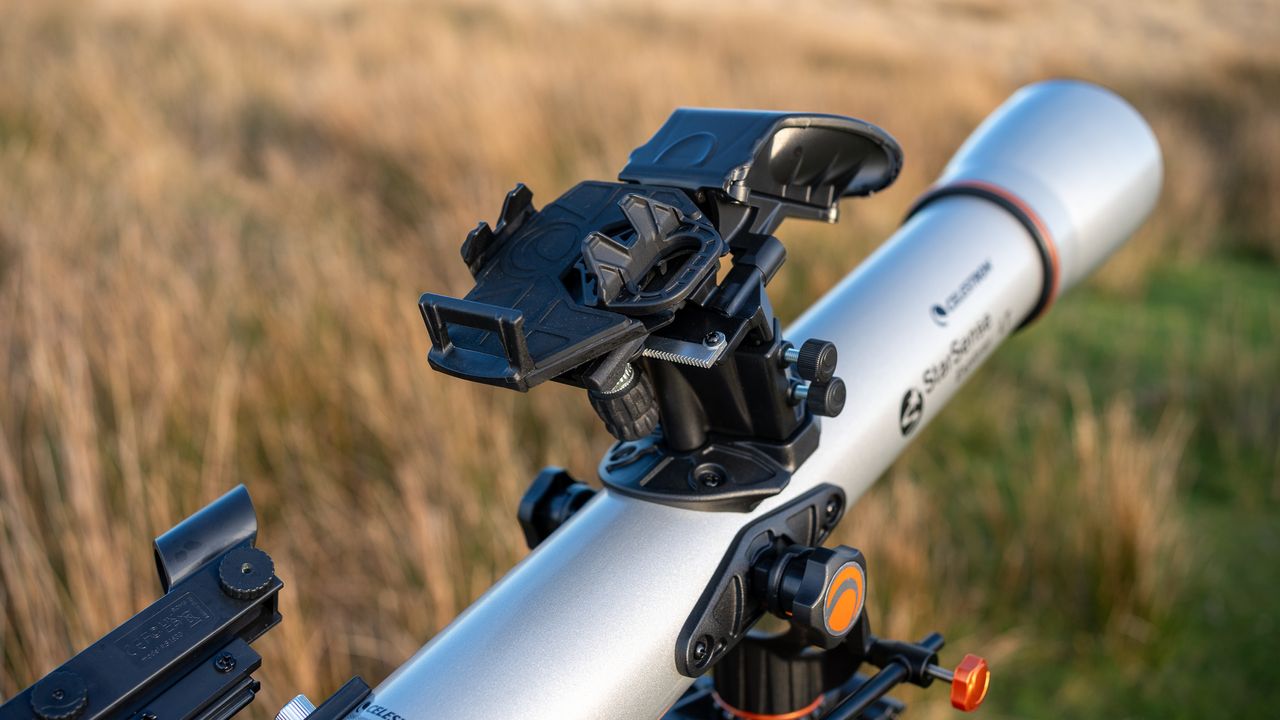 starsense phone mount on the Celestron StarSense Explorer LT 70AZ