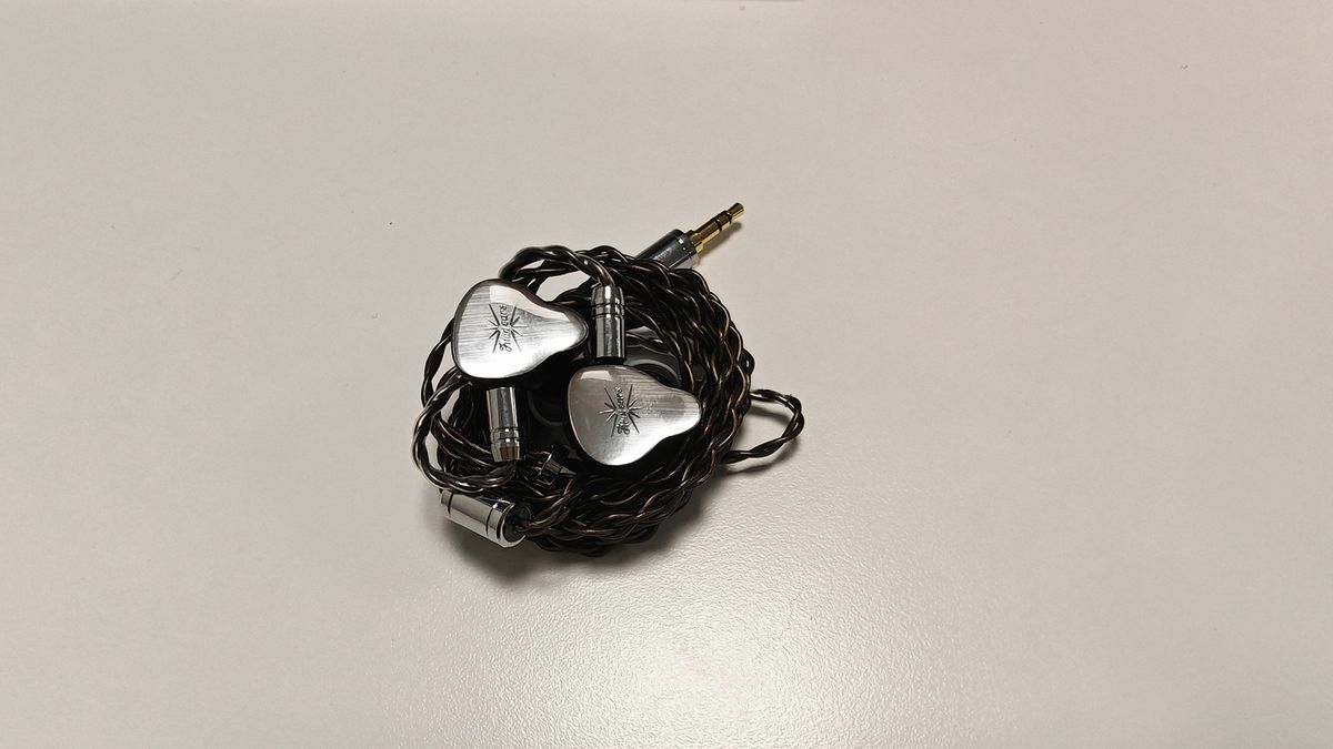 A selection of photos of the Kiwi Ears KE4 IEMs.